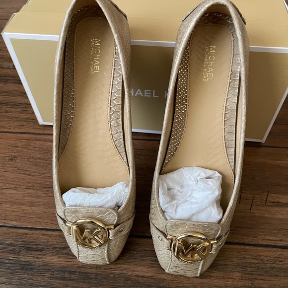 Michael Kors metallic embossed leather, Size 9, and color Pale Gold - Picture 3 of 5